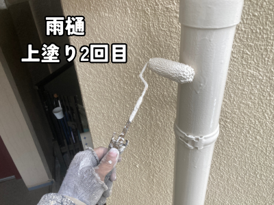 奈良市マンション雨樋の最終塗装工程