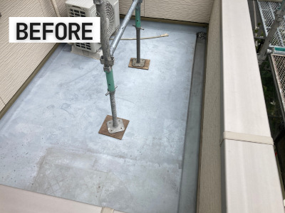 「ベランダ床の表面が色あせて白っぽくなり、細かなひび割れが目立つ状態」