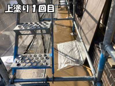 橿原市の鉄製庇を均一に仕上げる上塗り1回目工程