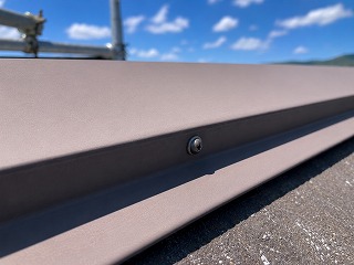 奈良市棟板金の釘浮いた箇所をビスに変更