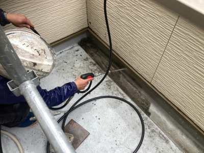 田原本町ベランダ高圧洗浄で埃やゴミを洗い流す