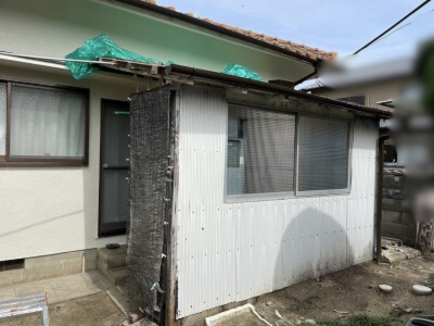 大和郡山市木製テラスの壁面経年劣化で傷んでいる