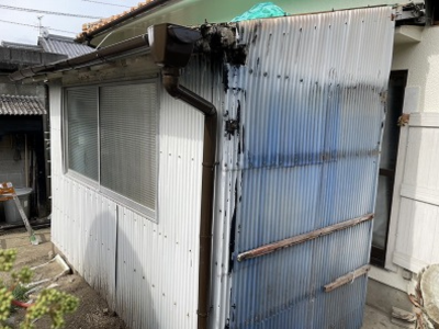 大和郡山市木製テラス側面、黒く溶けたように変色