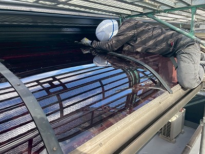 橿原市で洗濯物を守るためポリカーボネート波板を設置する施工風景