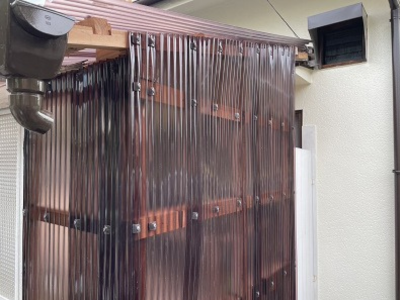 大和郡山市木製テラスの壁面を耐久性のあるポリカ波板に張替え