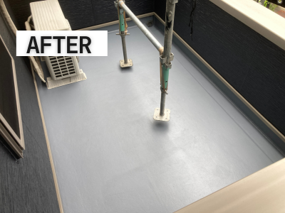 「トップコートを塗り直し、ツヤのあるグレー色が蘇ったベランダ床の仕上がり」