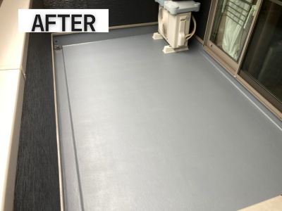 「排水まわりも含めて防水トップコートを塗り直し、全体がきれいに整ったベランダ床」