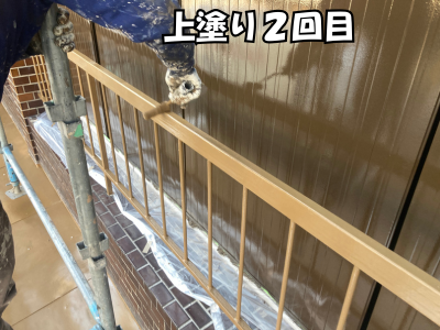 橿原市で外部手摺へシリコン塗料を2回目上塗りし仕上げている様子