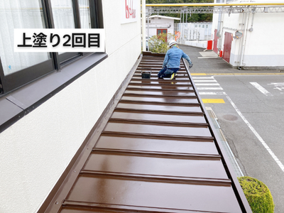 香芝市工場瓦棒屋根表面のムラや光沢のばらつきをなくすように重ね塗り