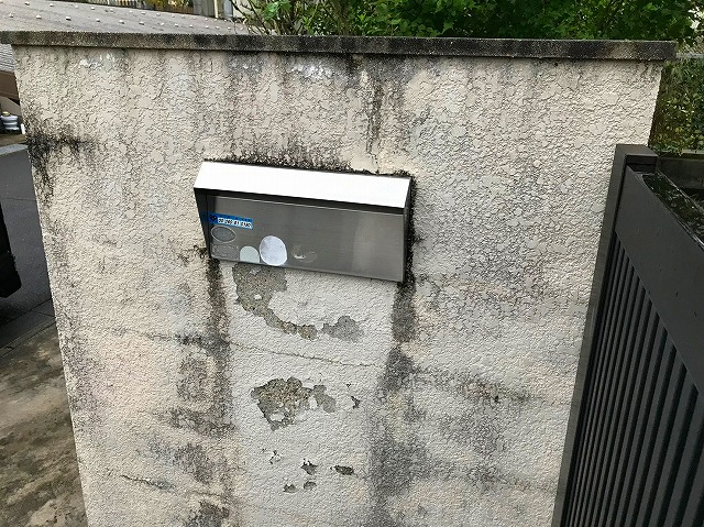 塗膜が捲れた塀