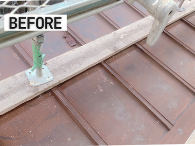 香芝市工場の瓦棒屋根広がる錆と色褪せ