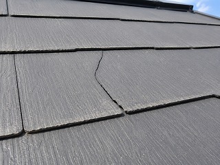 奈良市でひび割れたスレート屋根の状態