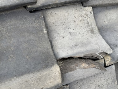 生駒市納屋の瓦の割れ目からは下地が見えてる