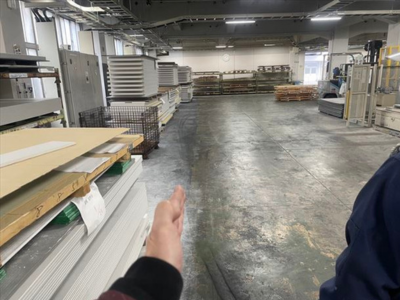 大和郡山市工場の床の塗膜がはがれ、コンクリートの地肌が露出してしまっている