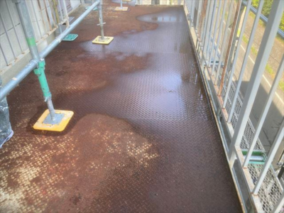 香芝市工場の階段通路雨水がたまっている