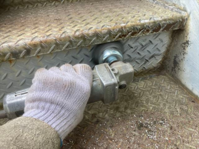 香芝市工場の階段機械で研磨作業