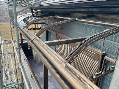 橿原市でベランダ波板交換前に下地フレームを確認している様子