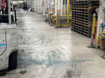 大和郡山市工場の床台車の車輪の跡や摩擦ですり減る