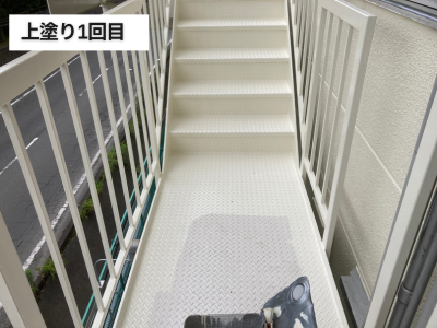 香芝市工場鉄骨階段シリコン塗料上塗り1回目