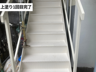 香芝市工場上塗りの1回目は、仕上げ塗料の「最初の層」