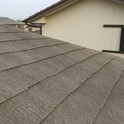 築20年以上でメンテナンス歴がないスレート屋根の画像