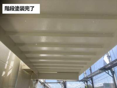 階段全体にシリコン塗料を2回塗り重ねて、ツヤのある美しい仕上がり