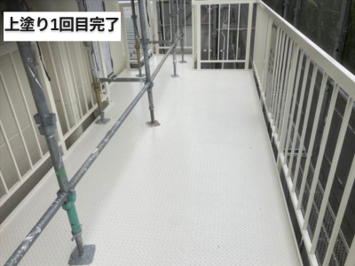 香芝市工場階段通路シリコン塗料1回目完了