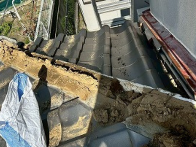 奈良市既存の棟瓦を一枚ずつ撤去