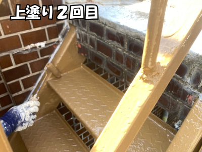 橿原市の鉄骨階段にシリコン塗料を中塗りしている施工中の様子