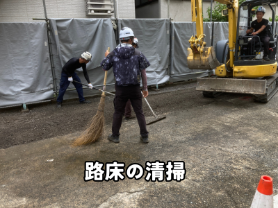 工場通路舗装工事で下地を清掃している作業