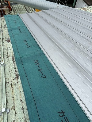 奈良市工場瓦棒屋根既存の屋根の上に防水紙を施工