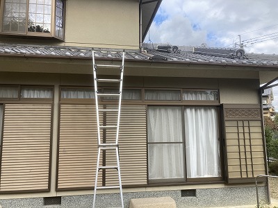 生駒市瓦屋根の調査の為はしごをかけて念入りに現場調査