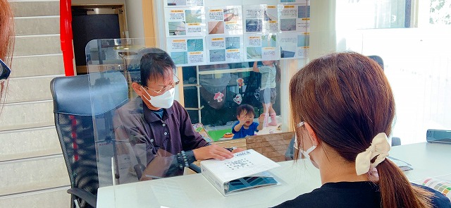 お客様に説明する社長