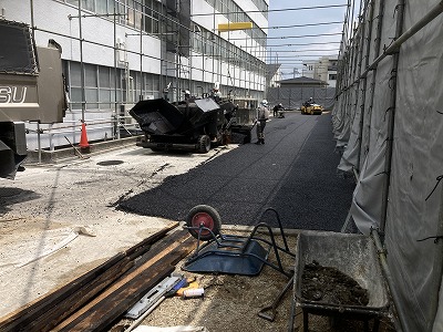 工場敷地内通路のアスファルト舗装作業