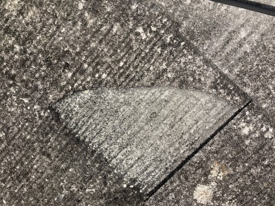 生駒市スレート屋根が一部欠けている