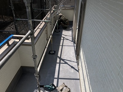 生駒市ベランダ防水トップコート塗り1回目