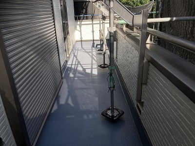 防水層の保護と耐久性向上のため、トップコートを均一にローラーや刷毛で塗布します。