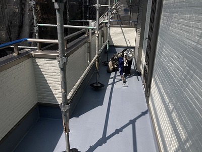 生駒市ベランダ防水トップコートを2回塗り重ねします。