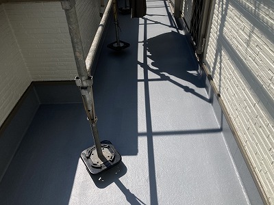 ベランダ防水トップコートの乾燥後、塗りムラや剥がれ、膨れがないか最終確認。