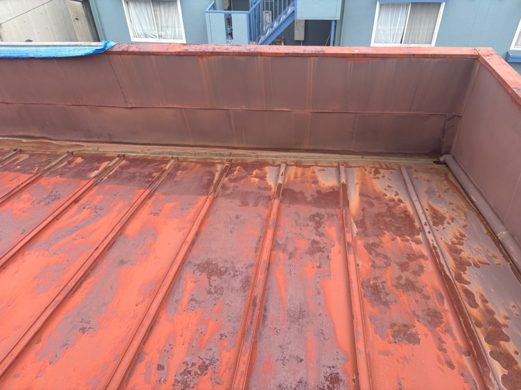 壁際に錆が出た屋根面