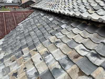生駒市納屋の瓦屋根全体の写真長年の劣化が進んでいる状態