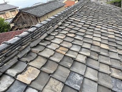 生駒市納屋の棟瓦が不安定な状態