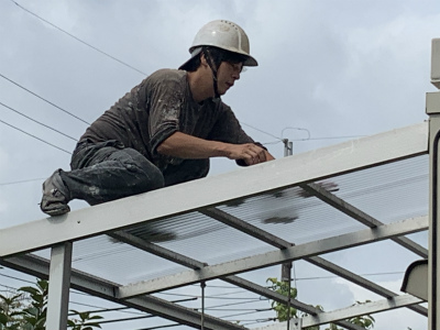 弊社店長が張ってます