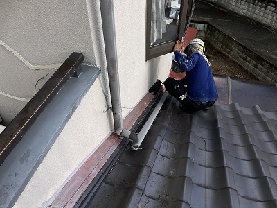 奈良市水切り板金シリコン塗料で塗装中