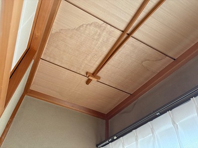 天井に広がる雨染み