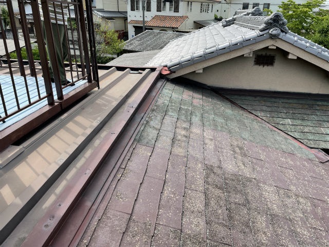 雨漏りした屋根