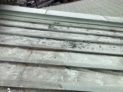 奈良市工場の瓦棒屋根錆や古い塗膜を削り落とす作業
