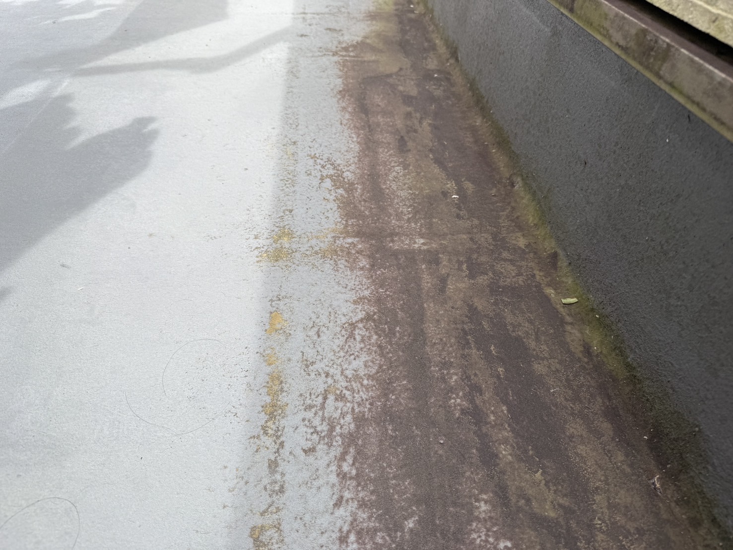 生駒市ベランダの防水機能が低下している