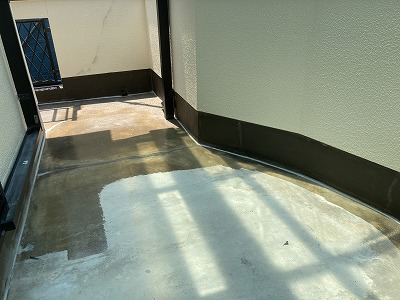 ベランダ　プライマー塗り