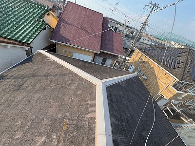 棟が長い屋根の全景